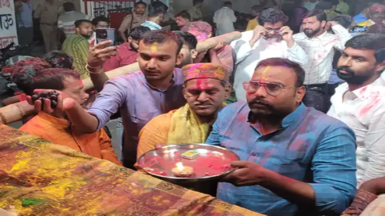 मऊ में होली पर जैसे निकली राधा-कृष्णा की झांकी, सड़कों पर उतर आईं मुस्लिम महिलाएं, फिर उठाया ऐसा कदम हर कोई हैरान