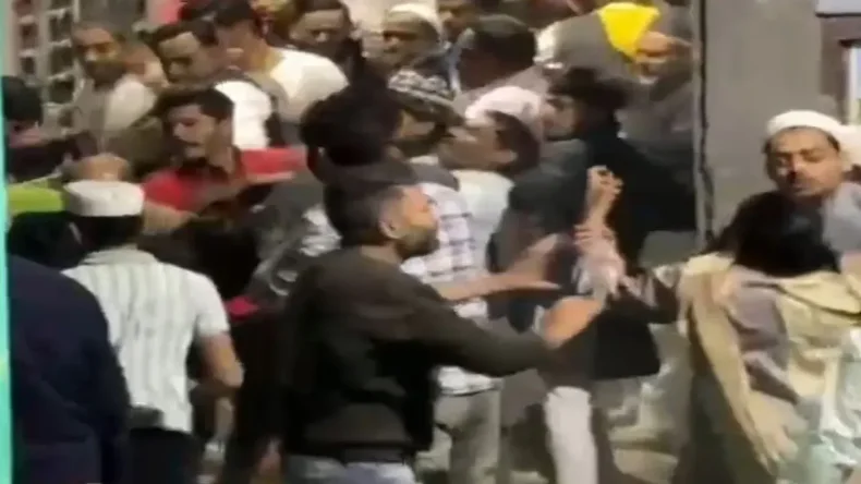 नमाज के दौरान मुस्लिम युवक ने चलाया मोबाइल, ये देख लोगों को नहीं आया रास, मस्जिद में ही शुरू हुई मारपीट