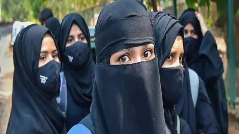 इफ्तार के लिए हिन्दू लड़की को लेकर कमरे में लेकर पंहुचा मुस्लिम छात्र, भड़के स्थानीय लोग