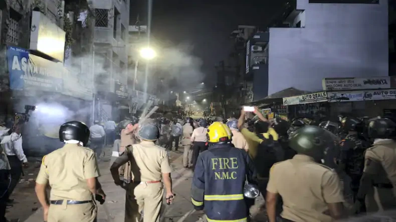 औरंगजेब के नाम पर मर मिटने को तैयार मुसलमान, DCP को कुल्हाड़ी से काटने दौड़े, 55 से ज्यादा पुलिस हिरासत में