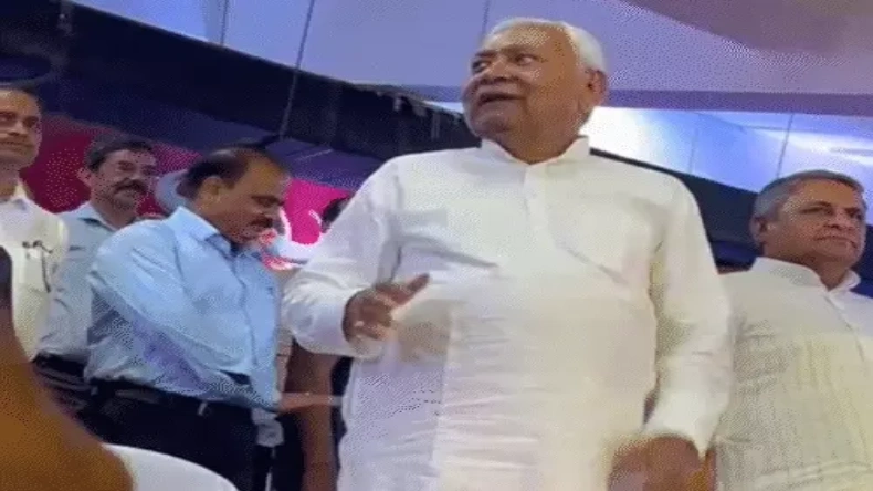 बिहार: CM नीतीश ने एक कार्यक्रम में रुकवाया राष्ट्रगान, कहा- पहले स्टेडियम में चक्कर लगाएंगे