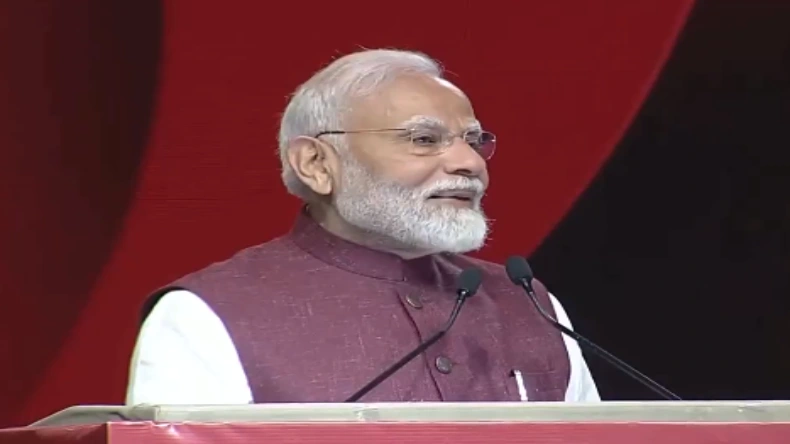 मोदी का बाल नोच लेंगे ये…ऐसा क्या हुआ कि PM को पकड़ना पड़ा अपना सिर, हंस हंसकर लोट-पोट हुए लोग