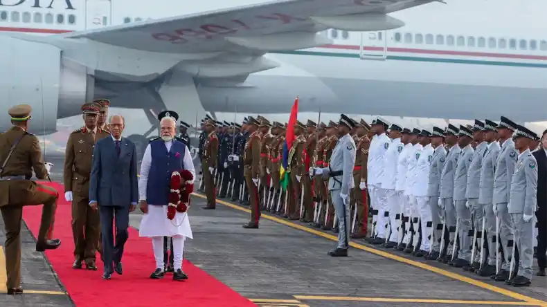 PM मोदी को मॉर‍ीशस का सर्वोच्‍च सम्‍मान ग्रैंड कमांडर ऑफ ऑर्डर ऑफ द स्‍टार मिला, गदगद मोदी ने दिया ये गिफ्ट!