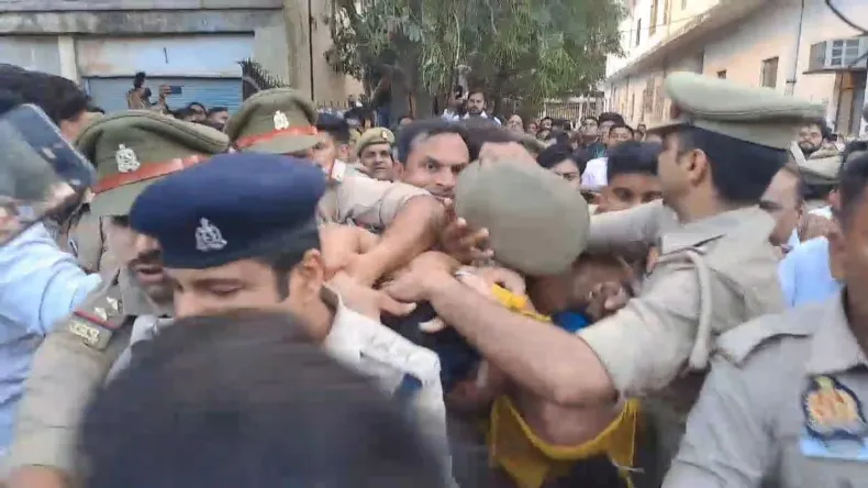मेरठ हत्याकांड: पति की हत्या कर शव के टुकड़े करने वाली मुस्कान को वकीलों ने पीटा, माता-पिता ने भी छोड़ा साथ
