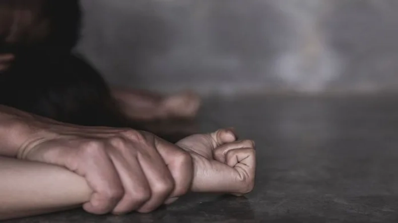 झगड़ा करके मायके चली गई पत्नी तो बौखलाया पति, रात में शराब पीकर पहुंचा घर और सगी बेटी से बना लिया संबंध