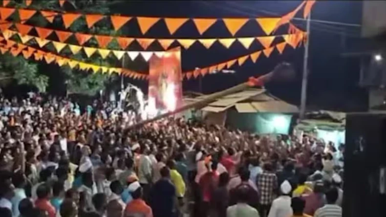 रत्नागिरी मस्जिद पर हिंदुओं का धावा, खड़े-खड़े तमाशा देखती रही पुलिस और गेट पर चढ़ गए लोग, बौखलाए ओवैसी