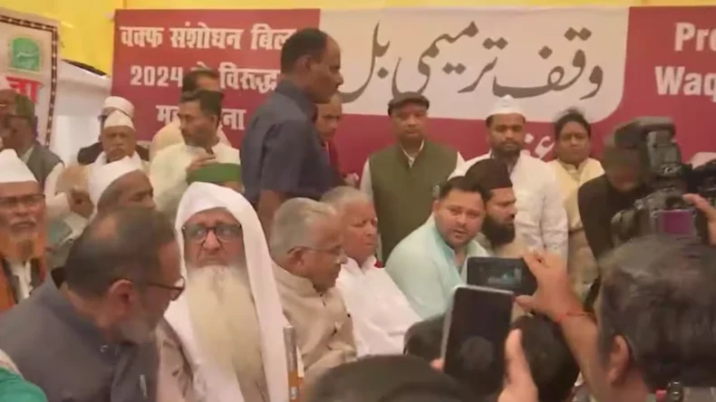 हमेशा मुस्लिमों के साथ रहेंगे हम…वक्फ के खिलाफ सड़क पर उतरे तेजस्वी-लालू, बोले किसी कीमत पर नहीं लागू नहीं होने देंगे