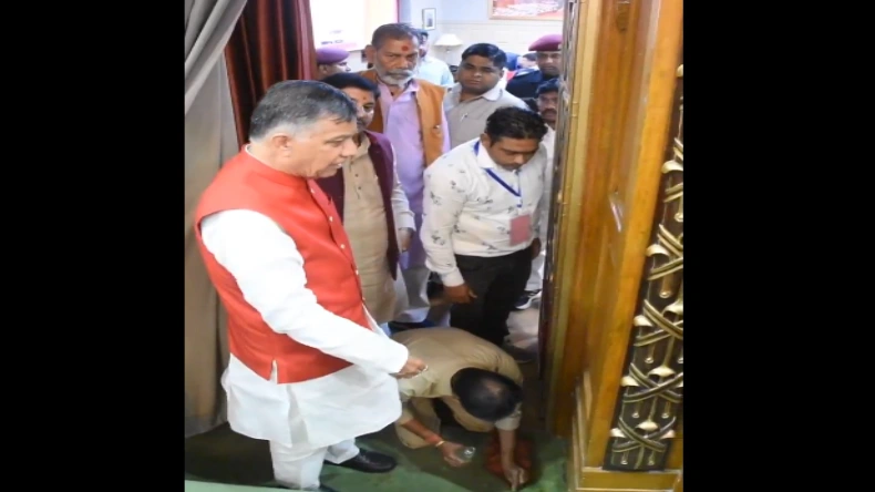 यूपी विधानसभा में विधायक जी ने थूक दिया गुटखा, छाप देखकर गुस्से में लाल हुए अध्यक्ष महोदय, तुरंत ले लिया ये फैसला