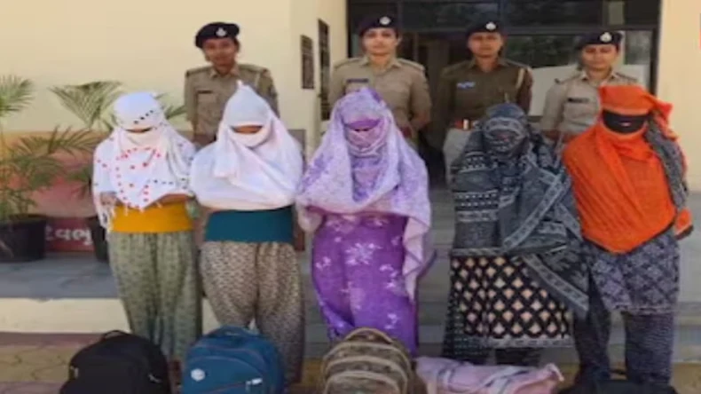 5 बांग्लादेशी मुस्लिम महिलाएं मंदिर के पास छिपाने लगीं अपना चेहरा, अवैध रूप से भारत में घुसीं, करने वाली थीं…