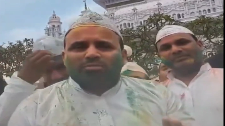 अल्लाह हू अकबर का नारा लगाकर मस्जिद में घुसे मुसलमान, खूब उड़ाया रंग- गुलाल, बोले बुरा न मानों होली है, कट्टरपंथी तो देखकर मर गए