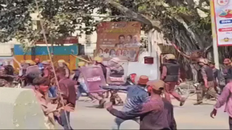 शाहजहांपुर में अचानक पुलिस पर टूटी भीड़, बरसा दिए पत्थर, 20 मिनट तक लाठियों से बदमाशों को कूटती रही पुलिस