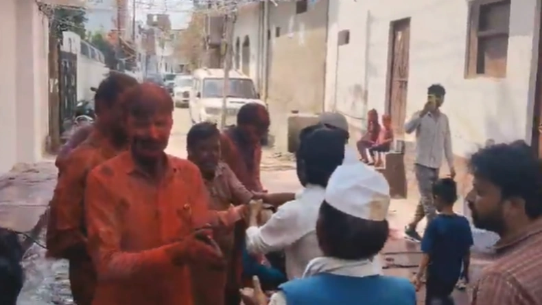नमाज पढ़कर लौट रहे मुस्लिमों को रास्ते में मिल गए हिंदू, देखते ही गले लग पड़े सब , Video देखकर उपद्रवियों को लगी मिर्ची