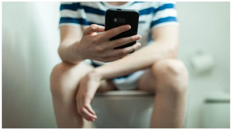 Toilet में मोबाइल फोन का इस्तेमाल बना खतरा, सर्वे में 58.00 % लोगों ने मानी अपनी गलती