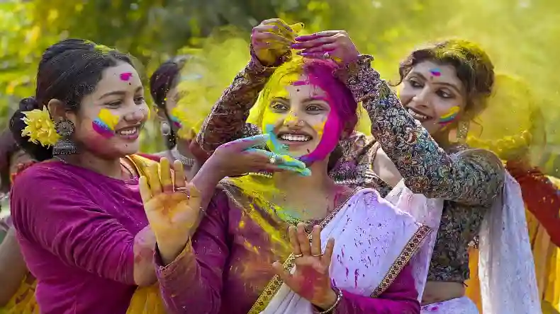 होली पर लगाया नहीं निकल रहा पक्का रंग, अभी अपनाएं ये घरेलू नुस्खें