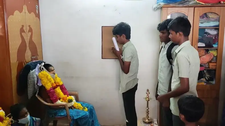 ये कैसी परीक्षा ! Exam से पहले मां की मौत, आंखों में आंसुओं का सैलाब, शव से लिया आशीर्वाद और चल पड़ा अग्निपथ पर…