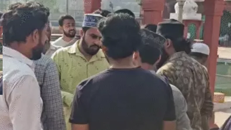 जामा मस्जिद में युवक ने रखा रहस्यमयी बैग, अंदर झांका तो उड़ गए नमाज़ियों के होश! मुस्लिमों ने बुलाई पुलिस