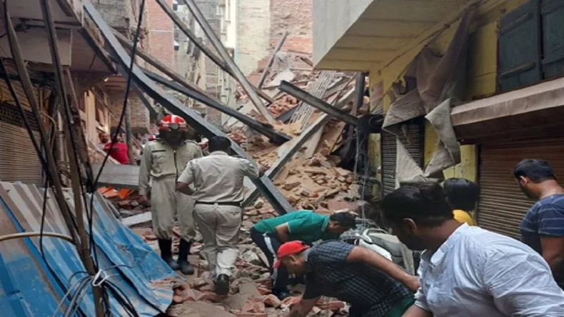 मौत लेकर आया आंधी-तूफ़ान…मुस्तफाबाद में जहां भरभराकर गिरी 4 मंजिला इमारत जानिए कितने लोग रहते थे वहां