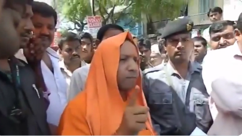 तुरंत वर्दी उतार दो…बीच सड़क पर पुलिस वाले की योगी ने निकाली सारी हेकड़ी, दे डाली खुली चुनौती