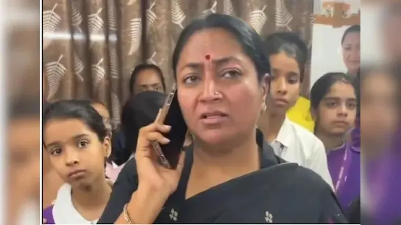 दिल्ली के स्कूलों में ज्यादा फीस वसूली से CM रेखा गुप्ता आग बबूला, बोलीं ऐसे स्कूलों की रद्द करो मान्यता!