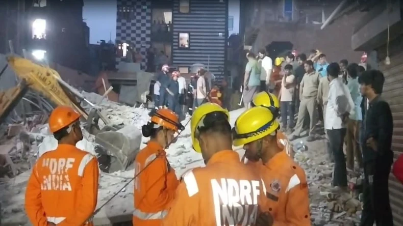 दिल्ली के मुस्तफाबाद में बड़ा हादसा, चार मंजिला इमारत गिरने से 4 की मौत, 10 मलबे में दबे