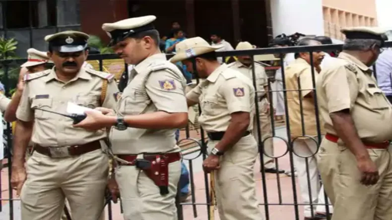 मां दुर्गा का दर्शन करके लौट रही महिला का ड्राइवर-कंडक्टर ने बेटों के सामने किया बलात्कार, बच्चों का हाथ बांधकर मुंह में ठूंसा कपड़ा
