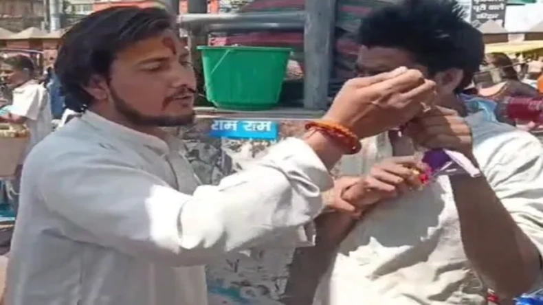 गंगा घाट पर महिलाओं को कपड़े बदलते देखता था शाहनवाज, हाथ में ब्रा लेकर खेल रहा था तभी लोगों ने कूट दिया