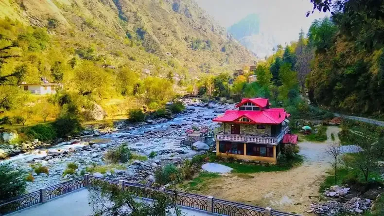 शिमला-मनाली की भीड़ छोड़िए, फ्रेंड्स-फैमिली के साथ यहां जाने का बनाएं प्लान