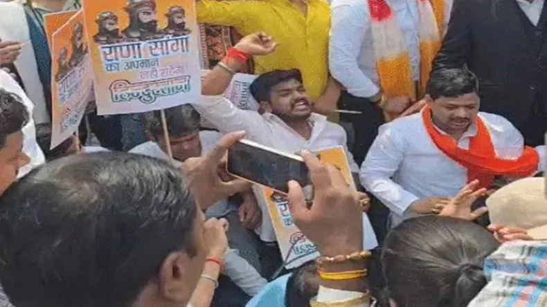 हाथ में तलवार लेकर सीएम आवास की ओर टूट पड़ी क्षत्रिय महिलाएं, योगी को चेताया, बोली सपाई रामजी लाल का करो इलाज