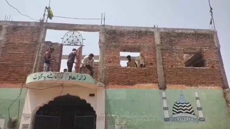 वक्फ बोर्ड लागू होते ही मदरसों पर चला बुलडोजर! मध्य प्रदेश में अवैध कब्जों पर पुलिस का एलान – सिखाएंगे ऐसा सबक कि याद रखेंगे!