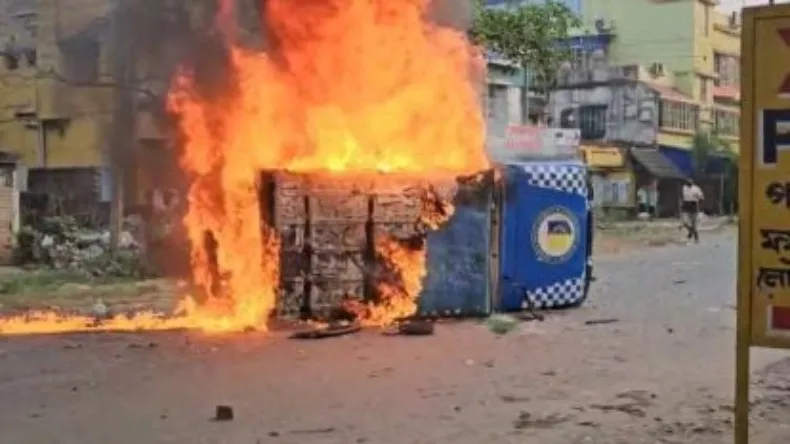वक्फ कानून के विरोध में जल उठा पश्चिम बंगाल, मुर्शिदाबाद में पुलिस पर पथराव, BSF बुलानी पड़ी