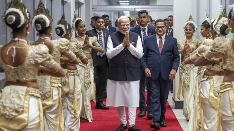 मोदी के स्वागत के लिए श्रीलंका एयरपोर्ट पर उतरे 5 मंत्री, भारत के प्रधानमंत्री का कोलंबो में ग्रैंड वेलकम