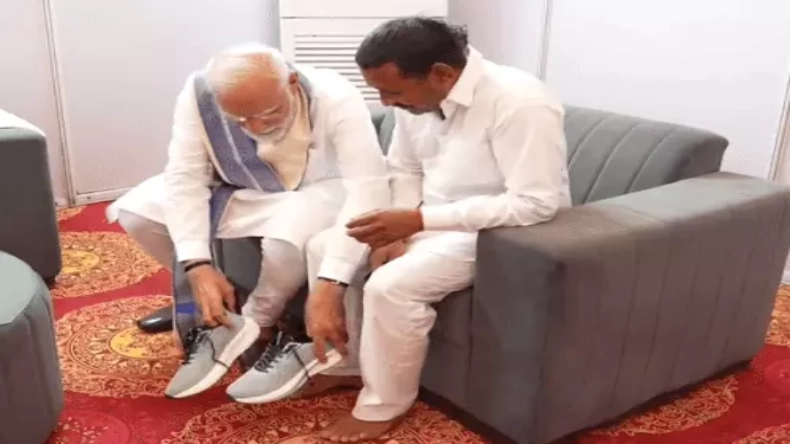 मोदी से मिलने के लिए 14 साल तक नंगे पांव रहने वाले रामपाल से मिले पीएम, अपने हाथों से पहनाया जूता