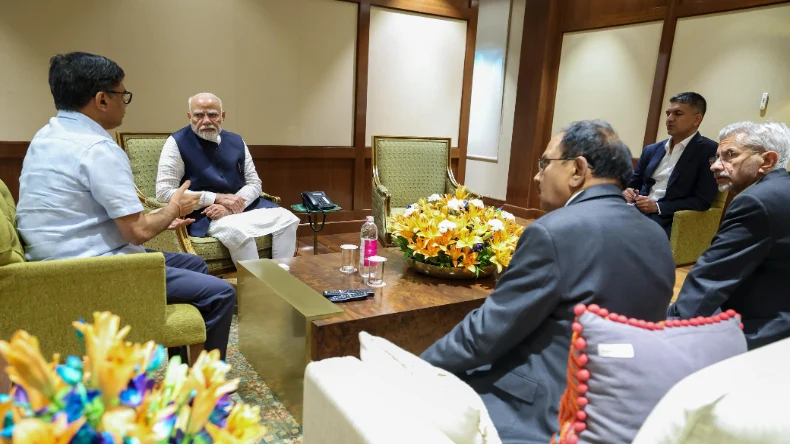 सऊदी का दौरा छोड़कर भारत पहुंचे PM मोदी, दिल्ली एयरपोर्ट पर ही NSA डोभाल के साथ की इमरजेंसी मीटिंग