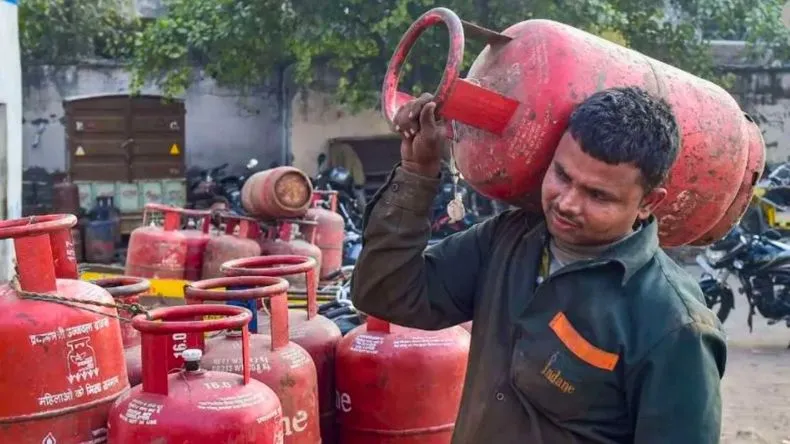 महंगाई की मार: पेट्रोल डीजल के बाद गैस के दाम भी बढ़े, 50 रूपया मंहगा हुआ LPG