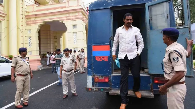 बिहार में RJD विधायक रीतलाल यादव के भाई के ठिकानों पर पुलिस रेड, हथियार, कैश और नोट गिनने की मशीन बरामद