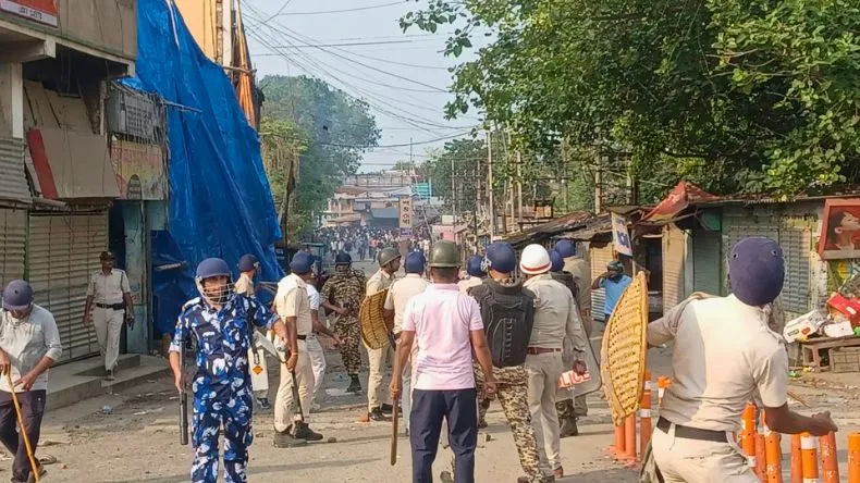Murshidabad Violence: मुर्शिदाबाद में वक्फ कानून का विरोध, प्रदर्शनकारियों ने बरसाए पत्थर और रोकी ट्रेन, BSF तैनात