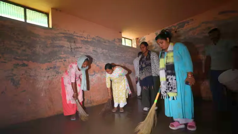 भारत-पाकिस्तान टेंशन के बीच बंकर की सफाई में जुटी महिलाएं, बॉर्डर के पास रहने वाले लोगों को सता रहा युद्ध का डर!