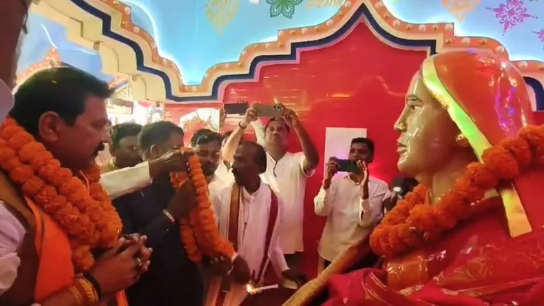 अटूट प्रेम! पत्नी की याद में बनवाया मंदिर, शारदा देवी की लगवाई मूर्ति; खर्च कर दिए 60 लाख