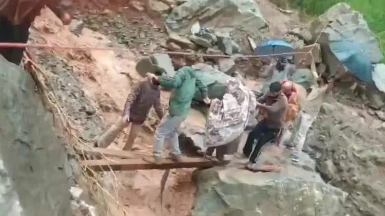 कश्मीर के किश्तवाड़ में बादल फटने से 3 लोगों की मौत, 100 से अधिक बचाये गये