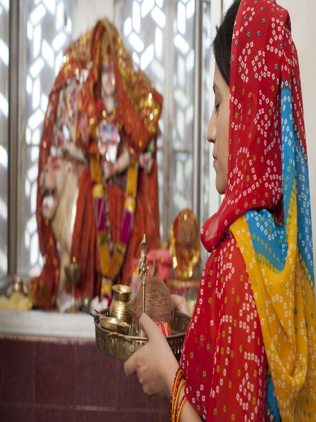 “कभी सोचा है, पूजा में हमेशा पीले या लाल कपड़े ही क्यों पहने जाते हैं?”