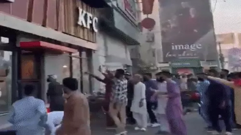इजराइल के विरोध में पागल हुई पाकिस्तानी जनता, KFC कर्मचारी की सरेआम गोली मारकर हत्या