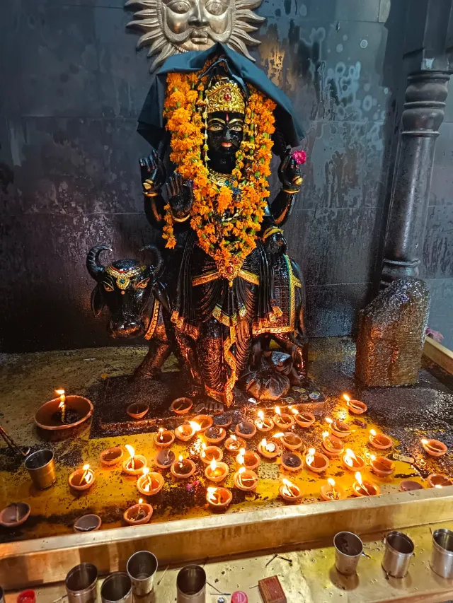 क्यों करें शनिवार को सरसों के तेल का दान?