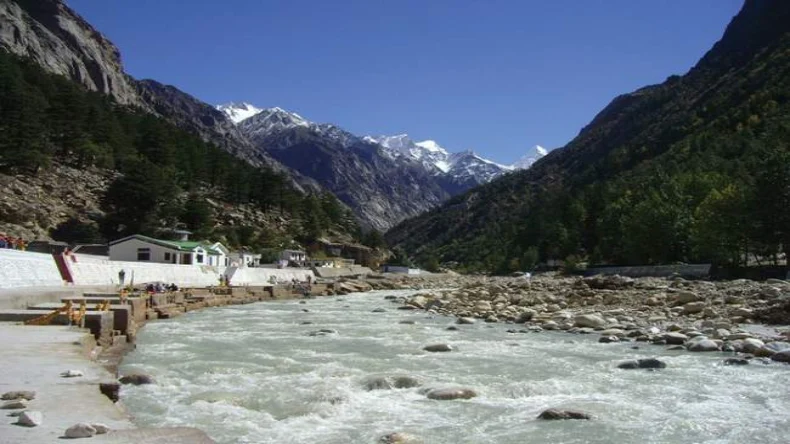जब धरती तपे तो पहाड़ बुलाए, चलिए उत्तराखंड, परिवार के साथ बिताइए सुकून भरे पल इन वादियों में।