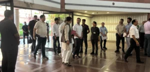बैठक में शामिल होने के लिए राहुल गांधी पहुंचे.