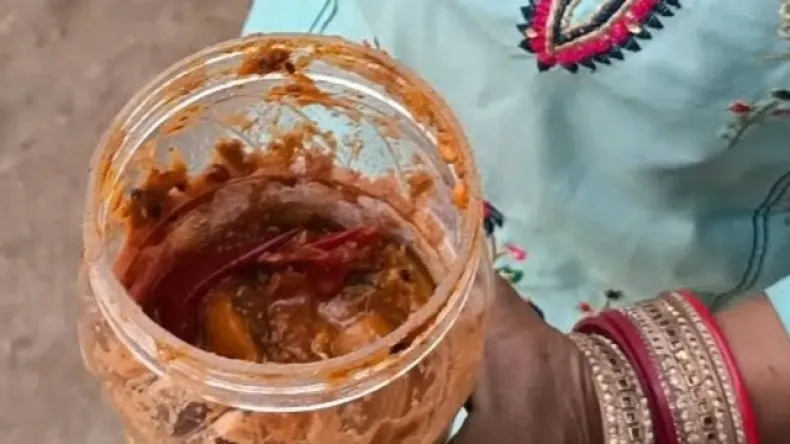 अचार के डिब्बे से स्मेल हटाने के आसान तरीके, एक बार आजमाकर देखें