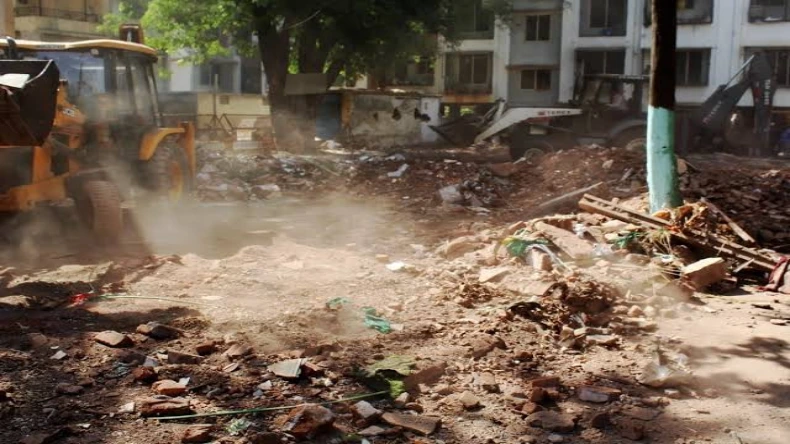 दिल्ली: तैमूरनगर में बुलडोजर एक्शन जारी, 100 से ज्यादा घरों को किया गया ध्वस्त
