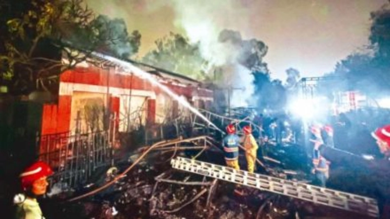 फेमस मार्केट दिल्ली हाट में लगी भीषण आग, 30 दुकानें जलकर खाक, रातोंरात करोड़ों का नुकसान