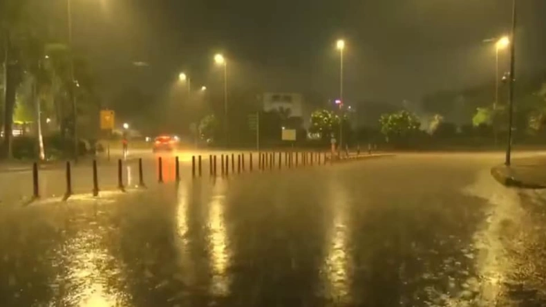 Delhi-NCR में आंधी-तूफान के साथ भारी बारिश, सड़कों पर भरा पानी और जारी करना पड़ा रेड अलर्ट, मंत्री जी हाफ पैंट में सड़क पर!