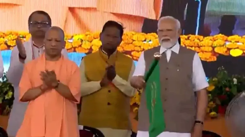 PM मोदी ने कानपुर को दी 47 हजार करोड़ की सौगात, मेट्रो ट्रेन को दिखाई हरी झंडी