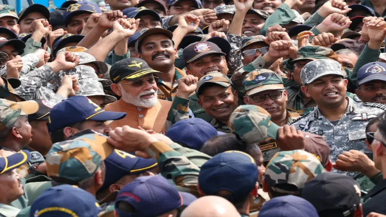 अचानक आदमपुर एयरबेस पहुंचे PM मोदी, आर्मी जवानों के साथ देखकर पाकिस्तान में मचा हड़कंप